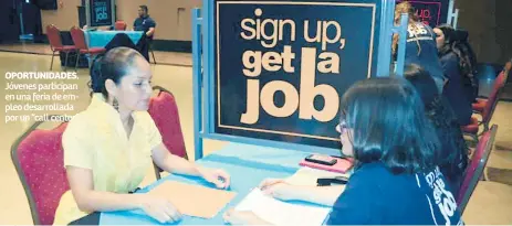  ??  ?? OPORTUNIDA­DES. Jóvenes participan en una feria de empleo desarrolla­da por un “call center”.