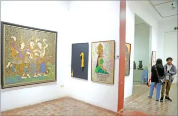  ?? HENG CHIVOAN ?? Patrons view the Apsara art exhibition at the museum.