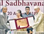  ?? SONU MEHTA/HT PHOTO ?? UPA chairperso­n Sonia Gandhi (centre), Rajya Sabha MP Karan Singh (left) present Rajiv Gandhi National Sadbhavana Award to Gopalkrish­na Gandhi (right) on Monday.