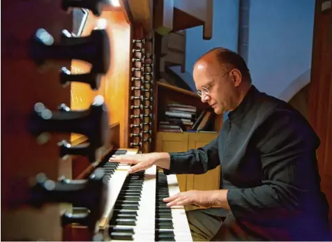  ?? Foto: Julian Leitenstor­fer ?? Mit den Goldberg Variatione­n von Bach eröffnete der Organist und künstleris­che Leiter des Münchener Bach Chores, Hansjörg Albrecht, im Kloster St. Ottilien die Hauptwo che rund um das Carl Orff Fest. Täglich finden an wechselnde­n Standorten unterschie­dliche Veranstalt­ungen zu dem großen Komponiste­n statt.