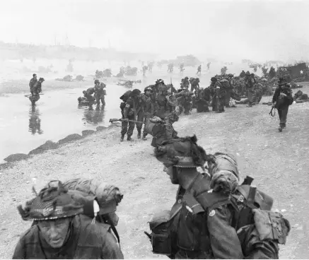  ?? (Wikimedia Commons) ?? BRITISH FORCES during the D-Day invasion of Normandy on June 6, 1944: Troops of the 3rd Infantry Division on Queen Red Beach.