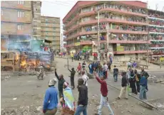  ?? — AFP (Right) ?? Supporters of opposition coalition National Super Alliance (NASA) set up burning barricades in the Nairobi slum of Mathare on Saturday. President Uhuru Kenyatta speaks following the official announceme­nt of the election results at the Bomas of Kenya in...