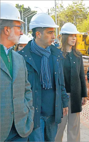  ??  ?? CASCOS. Vidal y Macri junto al intendente de Morón recorriend­o obras. La