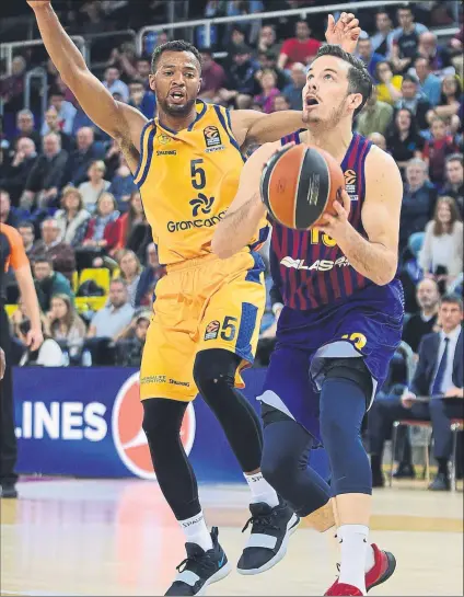  ?? FOTO: MANEL MONTILLA ?? Thomas Heurtel, base del Barça Lassa, entrando a canasta ante Clevin Hannah, del Herbalife Gran Canaria