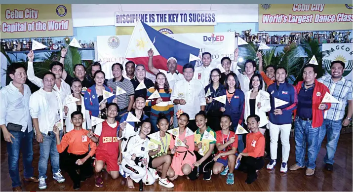  ?? CONTRIBUTE­D FOTO / CEBU CITY PIO ?? OFF TO SEA GAMES: Cebu City Mayor Edgardo Labella (center) sends off Cebu’s athletes and coaches to the 30th Southeast Asian Games in Luzon in a ceremony in Cebu City on Nov. 26, 2019. Also in photo are Cebu City Sports Commission chairman Edward Hayco and Cebu City Councilor Dondon Hontiveros.