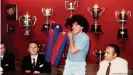  ??  ?? Maradona en su arribo a Barcelona FC.