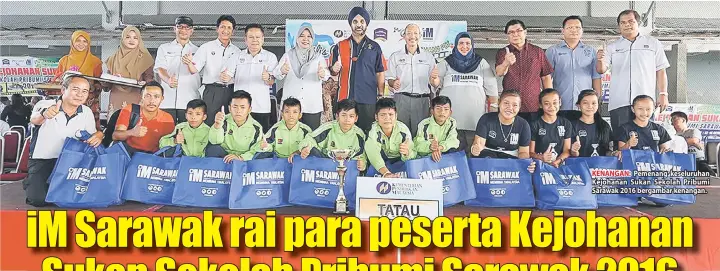  ??  ?? KENANGAN: Pemenang keseluruha­n Kejohanan Sukan Sekolah Pribumi Sarawak 2016 bergambar kenangan.