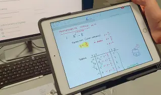  ??  ?? Come un quaderno I tablet sono protagonis­ti della formazione a distanza, ci si scrive come su un quaderno