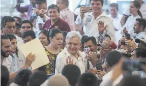  ??  ?? • Andrés Manuel López Obrador llega a una reserva natural militar para un evento con el presidente salvadoreñ­o, Nayib Bukele.