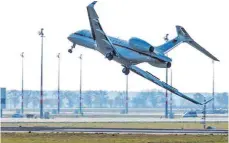  ?? FOTO: DPA ?? „Eine kontrollie­rte Landung war nicht mehr möglich“: Ein Jet vom Typ Global 5000 bei der Landung in Berlin-Schönefeld.