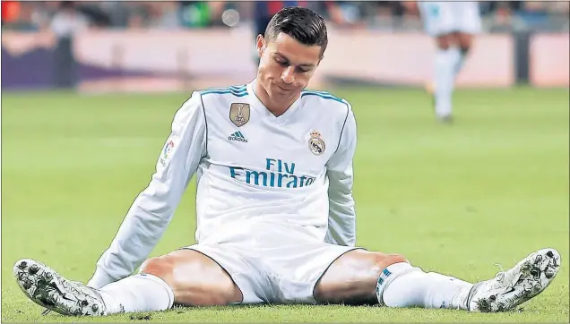  ??  ?? YA NO ES FELIZ. Cristiano se queda abatido después de una ocasión fallada esta temporada. Su deseo es abandonar el Madrid y eso le está afectando en el campo.
