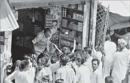  ?? KK CHAWLA/HT PHOTO ?? People thronging a grocery store on 07 June, 1972, when curfew was relaxed for a few hours in Aligarh, where communal riots had broken out.