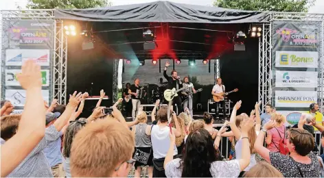  ?? FOTO: U. MISERIUS ?? Wie Stimmungma­chen geht, das wissen die Jungs der kölschen Band Paveier bestens – und bewiesen es am Samstag bei der Freiluft-Party in Witzhelden.