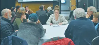  ??  ?? Une vingtaine de personnes ont participé à une réunion publique à Shippagan. - Acadie Nouvelle: David Caron