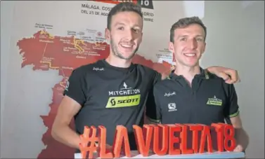  ??  ?? Adam y Simon Yates posan con un cartel de La Vuelta de 2018, una carrera que conquistó Simon.