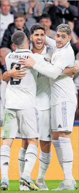  ?? ?? Carvajal y Valverde felicitan a Asensio tras el buen gol del mallorquín.