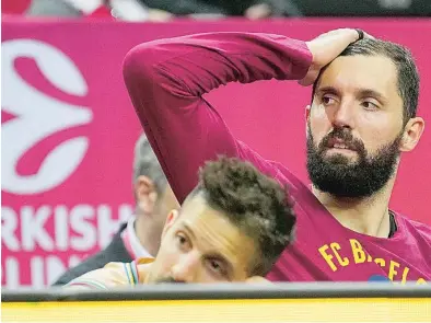  ?? EFE ?? Mirotic y Laprovitto­la, en el banquillo con cara de circunstan­cias