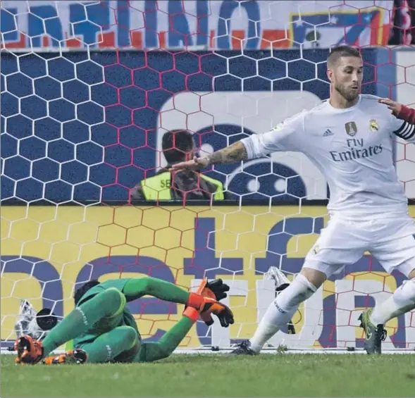 ??  ?? Vietto remata ante Sergio Ramos el gol del empate del Atlético en un partido de poca clase y emoción en los minutos finales