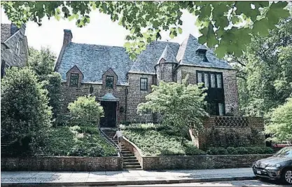  ??  ?? La fachada delantera de la casa de los Obama en Washington, situada en el exclusivo barrio de Kalorama