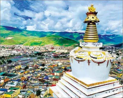  ??  ?? Dondrublin­g Monastery offers panoramic views of Yushu.