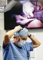  ?? Karen Warren / Houston Chronicle ?? Dr. Alan Lumsden, chair of cardiovasc­ular surgery at Houston Methodist Hospital, watches his high-profile hire in action as Dr. Tom MacGillivr­ay performs his first heart operation at Methodist as lead surgeon.