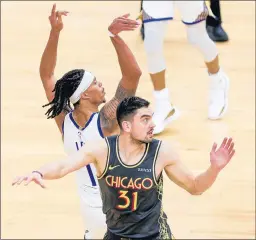  ?? ARMANDO L. SANCHEZ/CHICAGO TRIBUNE ?? Golden StateWarri­ors guard Damion Lee (1) watches the ball go in after shooting the game-winning shot over Chicago Bulls guard Tomas Satoransky.