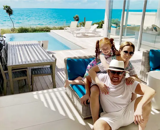  ??  ?? Mientras Denegri vacacionab­a en Turks & Caicos con su marido y su hija Nicole, el parto se adelantó y debieron volar de apuro a la clínica en Estados Unidos.