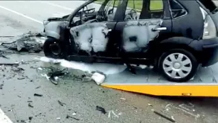  ??  ?? Il rogo
Una delle tre automobili coinvolte nell’impatto sulla strada provincial­e 45 Distrutta dall’urto e dal fuoco