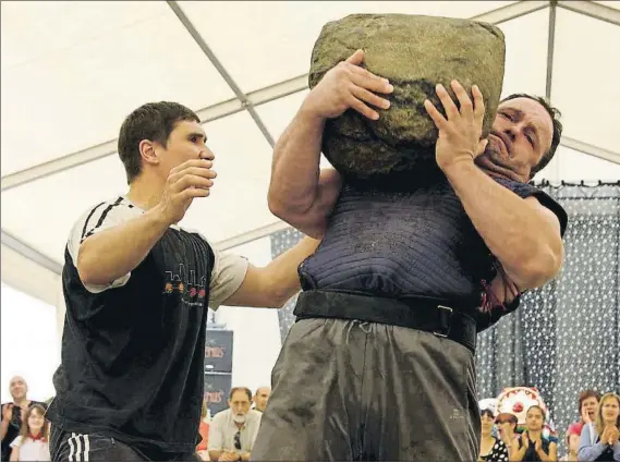  ?? FOTOS: MD ?? Arriba, el abulense Jiménez levantando la Piedra de Etxauri, la competició­n navarra en la que se estrenó como harrijasot­zaile en 2015. Abajo, en el Campeonato de Bizkaia de este año, celebrado en Mallabia, en el que quedó tercero por detrás del...