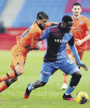  ??  ?? Başakşehir’s Junior Caicara (L) competes for the ball with Trabzonspo­r’s Caleb Ekuban during a Süper Lig match in Trabzon, Turkey, March 15, 2020.