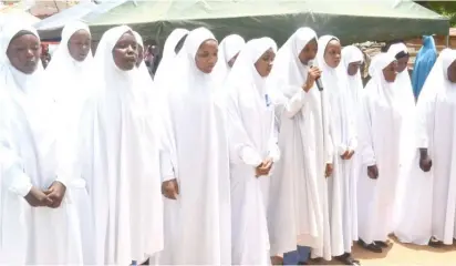  ?? ?? Graduands recite verses of the Holy Qur’ran off- hand during the 9th Qur’an graduation ceremony of Shiekh Abubakar Mahmud Gumi Memorial Islamiyya Centre in Abuja yesterday