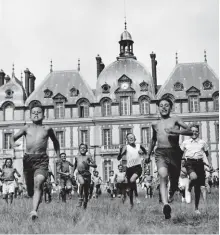  ??  ?? Prise en charge. Dans une colonie de vacances du service social de l’armée, en 1943.