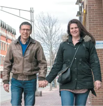  ??  ?? Christian et Sonia Camilleri étaient en voyage exploratoi­re dans le Grand Moncton dans le but de pouvoir y immigrer. - Acadie Nouvelle: Patrick Lacelle