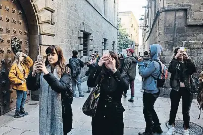  ?? ÀLEX GARCIA ?? No fallen. Un grup d’estudiants al Barri Gòtic, una imatge habitual aquests dies a Barcelona