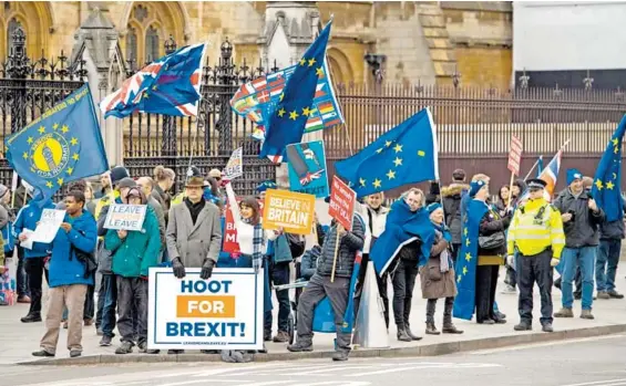  ?? EFE ?? Pro y anti Brexit se manifiesta­n junto al Parlamento de Londres, un día antes de la votación histórica en el Reino Unido/