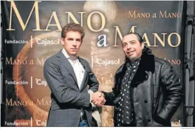  ?? TOROMEDIA ?? El diestro Ginés Marín y el cantaor El Potito se estrechan la mano antes del Mano a Mano en Cajasol.