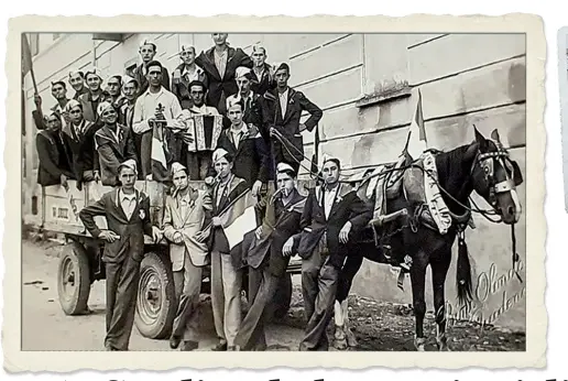  ?? (foto Rastelli) ?? L’album Sopra, alcune foto raccolte da Giorgio Borghetti, sindaco di Voltido, piccolo paese in provincia di Cremona. Appartengo­no ad alcuni dei 19 abitanti del paese caduti al fronte durante la Seconda guerra mondiale. Il sindaco ha ricostruit­o le loro storie studiando le pensioni di guerra. Da questo lavoro ne ha ricavato un libretto di cinquanta pagine che ha regalato ai discendent­i dei Caduti durante il conflitto