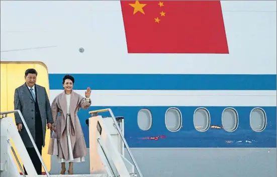  ?? YARA NARDI / REUTERS ?? El presidente chino, Xi Jinping, y su esposa, Peng Liyuan, a su llegada ayer al aeropuerto de Roma