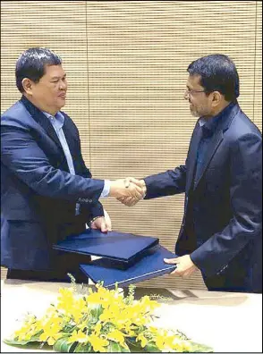  ??  ?? FINTECH AGREEMENT: Bangko Sentral ng Pilipinas Governor Nestor Espenilla Jr. and Monetary Authority of Singapore managing director Ravi Menon shake hands during the signing of the financial technology cooperatio­n agreement.