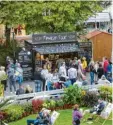  ?? Foto: Schmid ?? Foodtrucks, Liegestühl­e und viele Gäste vor dem Kurhaus.