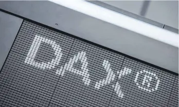  ?? FOTO: BORIS RÖSSLER/DPA ?? Der Schriftzug „Dax“ist im Handelssaa­l der Deutschen Börse in Frankfurt zu sehen. Chancen, aber auch Risiken sehen Finanzexpe­rten bei Leerverkäu­fen von Privatanle­gern.