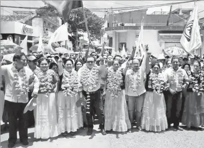  ??  ?? Gloria Sánchez López (al centro), candidata de la alianza PAN-PRD, durante el cierre de su campaña para las elecciones del pasado 5 de junio en Juchitán de Zaragoza, Oaxaca ■ Foto Diana Manzo