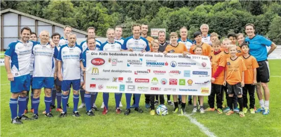  ?? BILDER (2): SN/ADI ASCHAUER ?? Strahlende Gesichter vor dem Anpfiff zum Duell der Soccer-Kids gegen das SN-Promi-Team.