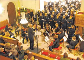  ?? FOTO: ANGELA MENNIG-SAIGER ?? Das Konzert in der Kirche in Atzenweile­r hatte gottesdien­stähnliche­n Charakter.