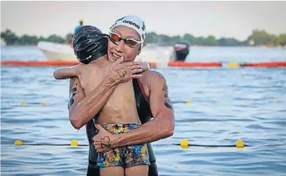  ?? (PRENSA AGENCIA NACIONAL DEL DEPORTE) ?? Puro amor. Cecilia recibe el abrazo de su hijo Joaquín tras ganar en Rosario.