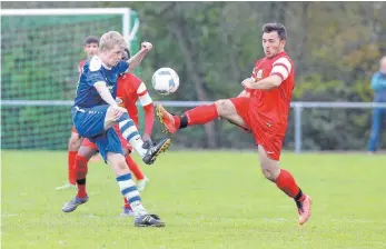  ?? ARCHIV-FOTO: THOMAS WARNACK ?? Dennis Heiß (links) ist der Schlüssels­pieler im Spiel der Sportfreun­de Hundersing­en. Kann er mit seiner Mannschaft heute die gute Defensive des SV Gruol knacken?