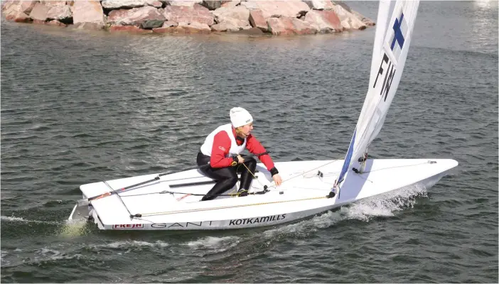  ?? FOTO: TOMMI WILLBERG ?? Tuula Tenkanen styr ut på vågorna utanför Helsingfor­s Segelklubb.