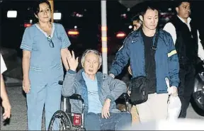  ?? HANDOUT / REUTERS ?? Alberto Fujimori sale, con su hijo Kenji, del hospital limeño