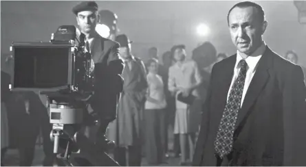  ?? ?? Đạo diễn Michael Curtiz (áo vét đen) trên trường quay Casablanca