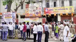  ?? — Pic by BL Soni ?? Public outside the newly inaugurate­d vaccinatio­n centre in Naigaon, Dadar